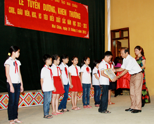 Hàng năm, huyện Mai Châu đều tổ chức lễ tuyên dương, khen thưởng giáo viên, học sinh có thành tích xuất sắc trong phong trào thi đua “Dạy tốt-Học tốt”.